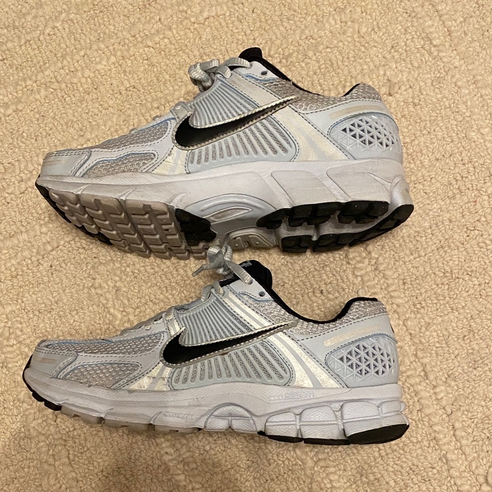 Nike Vomero 5 Silver Mesh Athletic Shoes - Picture 3 of 6
